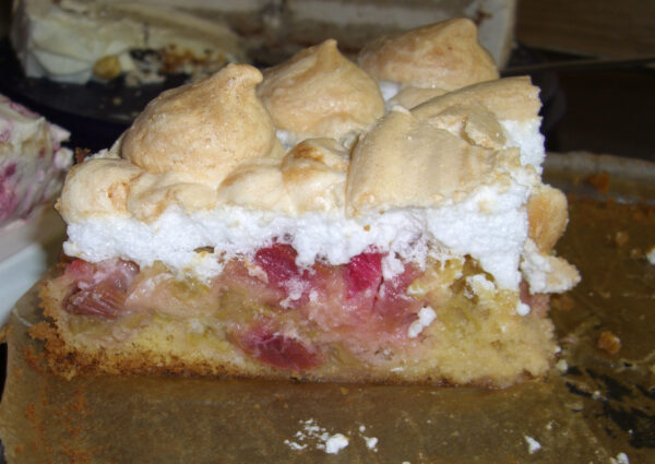 Rhabarber-Erdbeer-Torte mit Baiserhaube